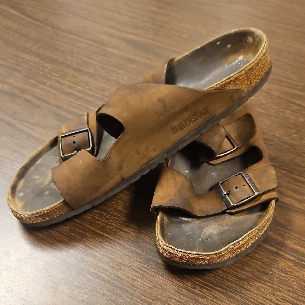 Birkenstock Arizona two-strap sandals in brown genuine leather. EU size 44